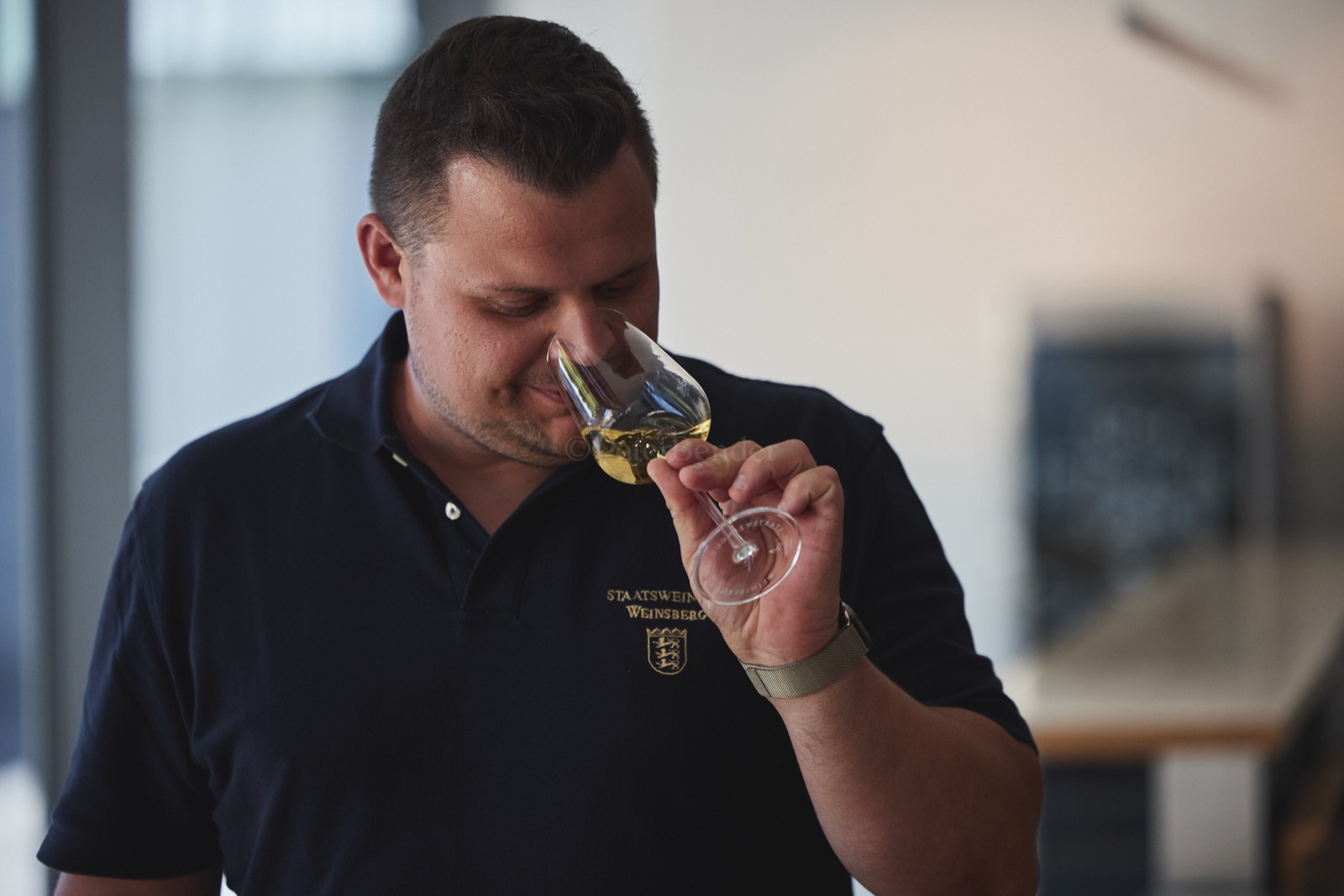 Gast bei der Weinprobe im Staatsweingut