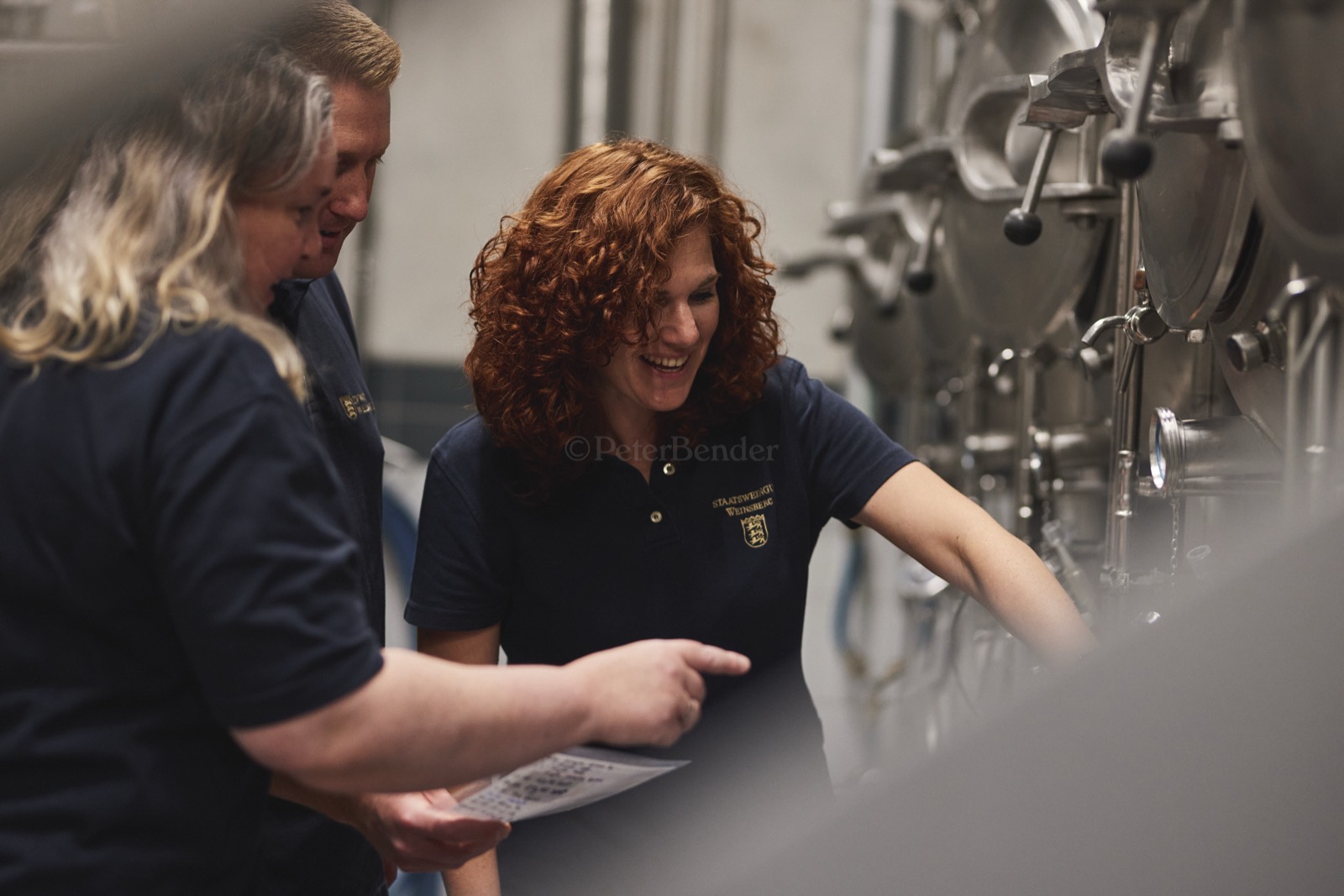 Winzerin im Weinkeller des Staatsweinguts