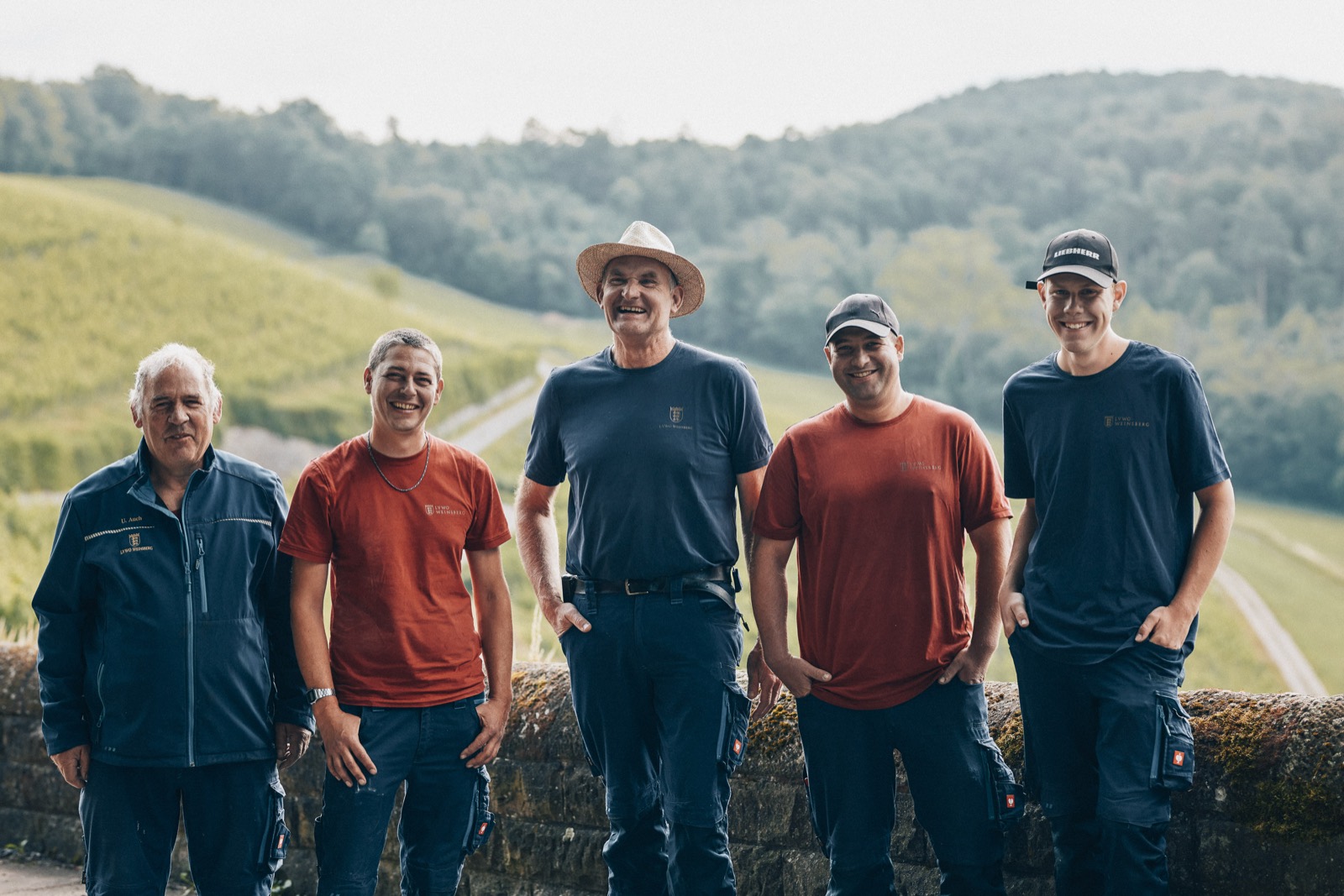 Das Team des Staatsweinguts in den Weinbergen