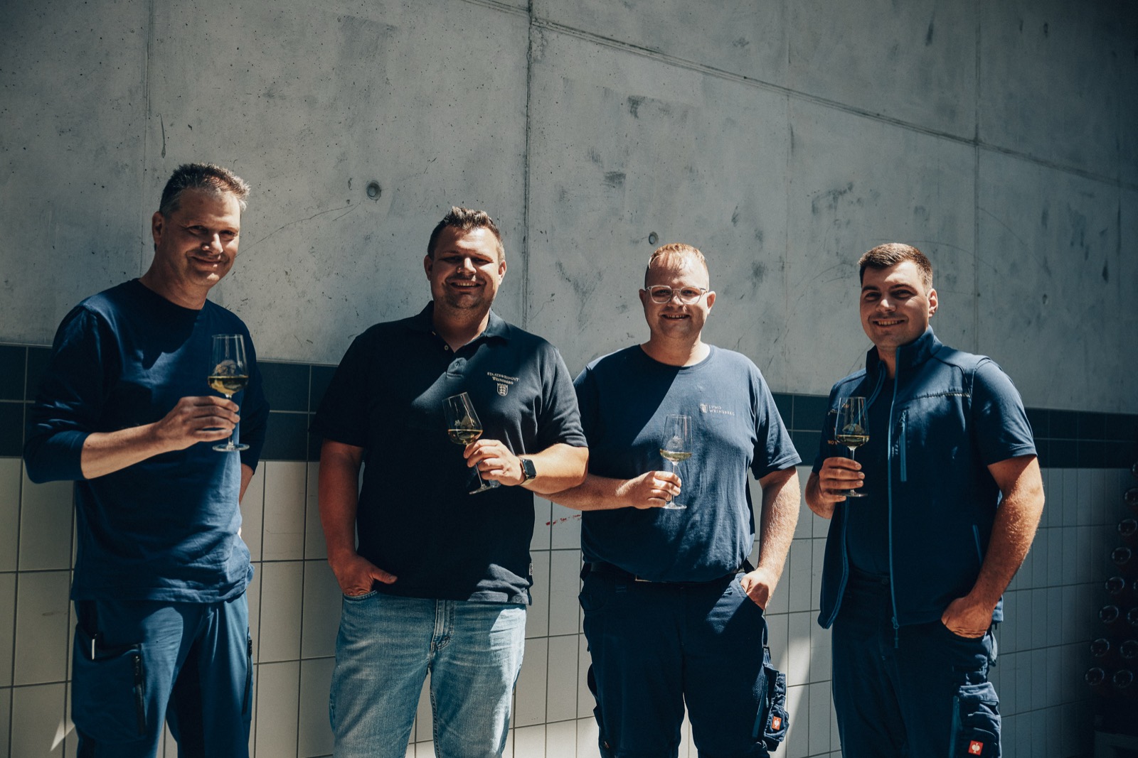 Das Kellerteam mit Weingläsern