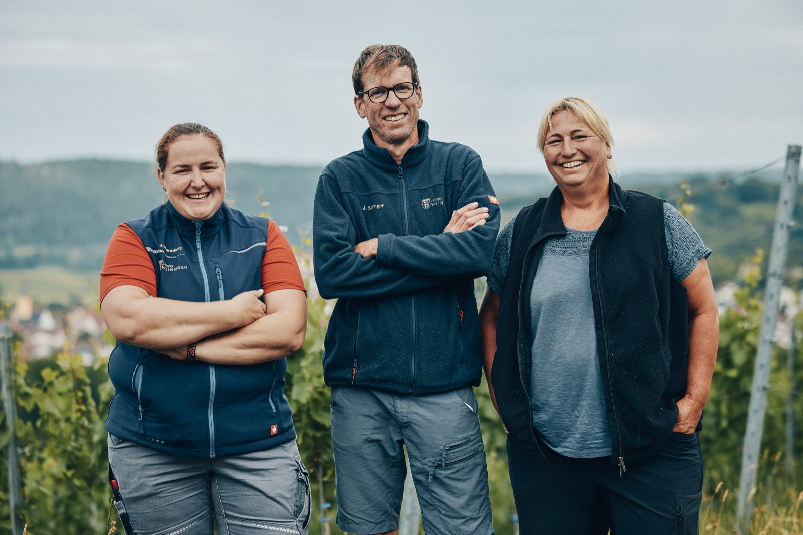 Team des Staatsweinguts über den Weinbergen